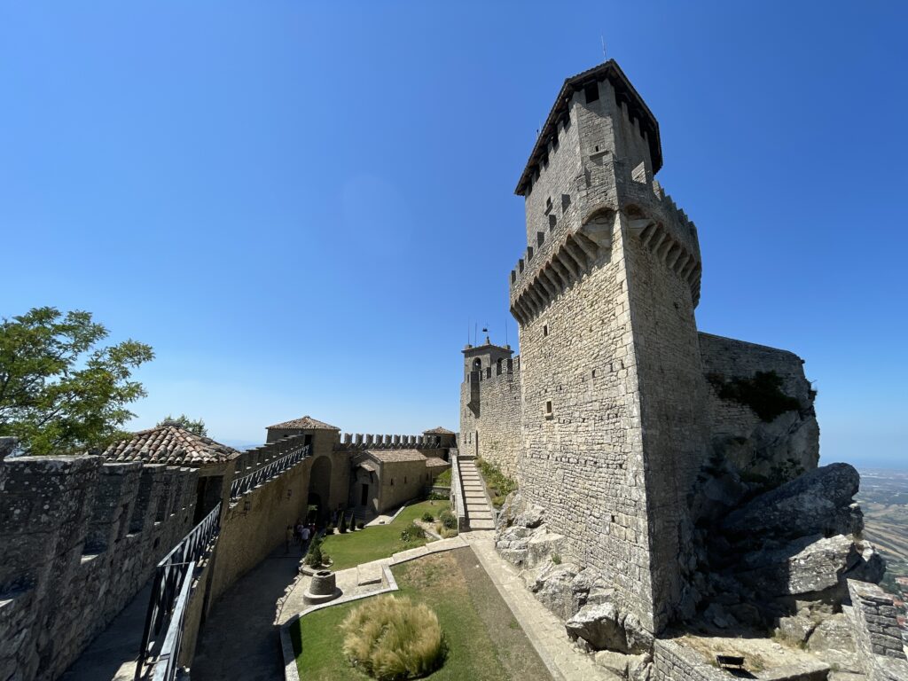 【聖馬力諾共和國San Marino】藏在義大利山上的迷你國度,世界第三小國探險記