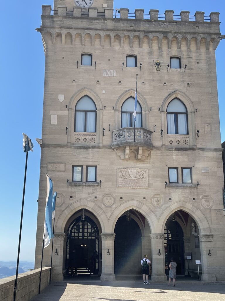 【聖馬力諾共和國San Marino】藏在義大利山上的迷你國度,世界第三小國探險記