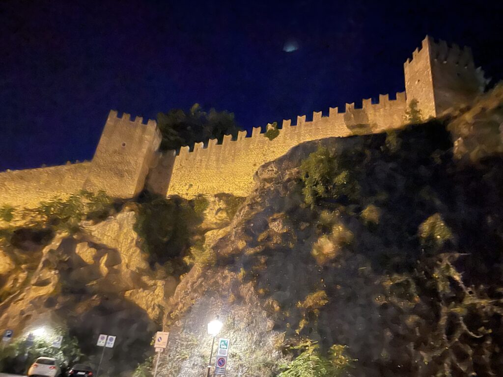 【聖馬力諾共和國San Marino】藏在義大利山上的迷你國度,世界第三小國探險記
